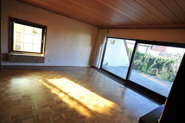 Großes Panoramafenster im Wohnzimmer des EG mit Blick auf die Terrassse