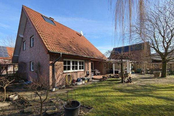 Garten und Hausrückseite