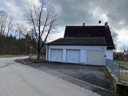3 Garagen + 2 Außenstellplätze