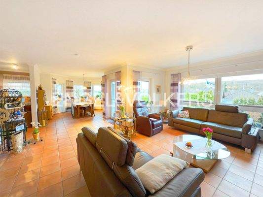 EG: Großzügiges Wohnzimmer mit angrenzendem Essbereich und offener Küche