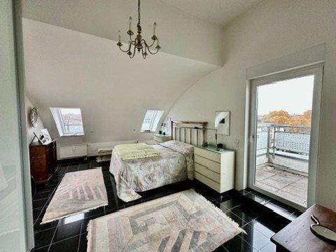 Schlafzimmer mit Balkonzugang