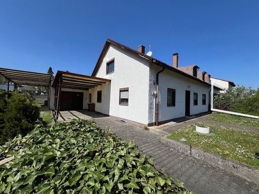 Hausansicht Altbestand mit Carport