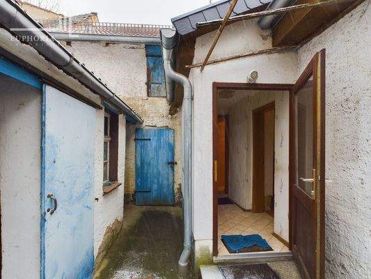 Haus und Nebengebäude