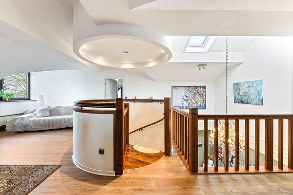 lichtdurchflutete Entrée im Obergeschoss