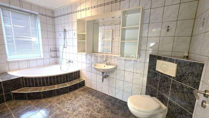 Badezimmer mit moderner Eckbadewanne im Erdgeschoss