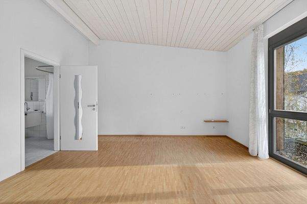 Schlafzimmer mit Zugang Badezimmer