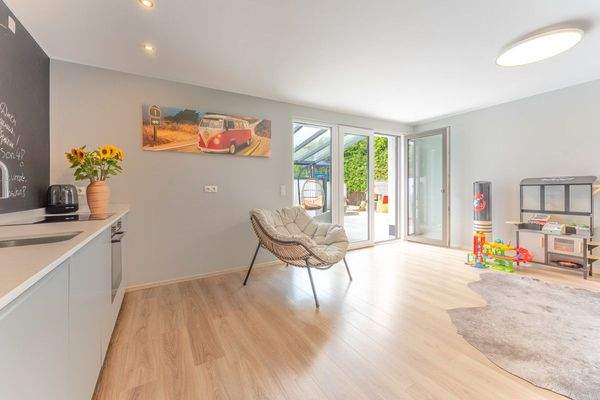 Wohnbereich im Erdgeschoss mit Küchenzeile und Ausgang zur Terrasse