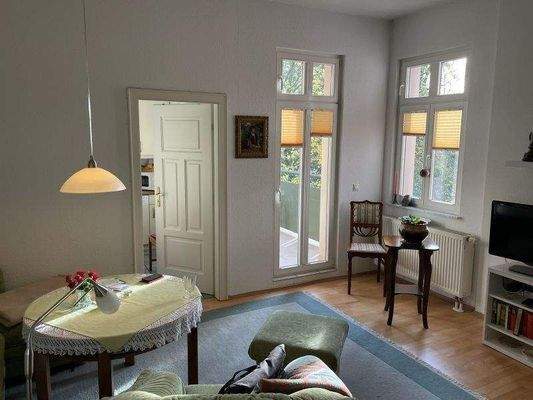 Wohnzimmer, Zugänge Küche + Balkon