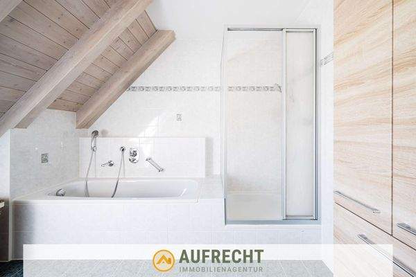 Dusche als auch Badewanne 