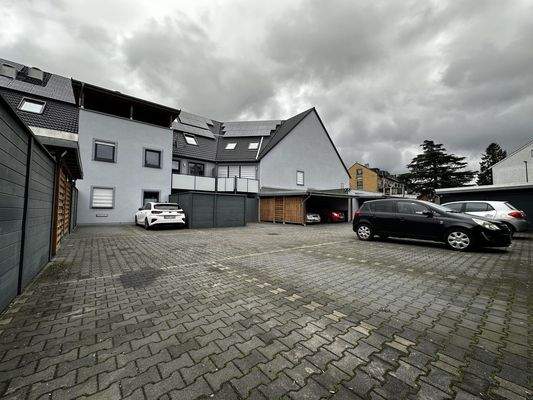 Hinterhof & Stellplätze