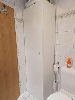 Toilette und Badezimmerschrank