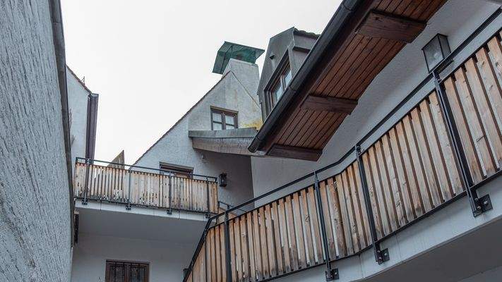 Blick vom Innenhof an den Balkon
