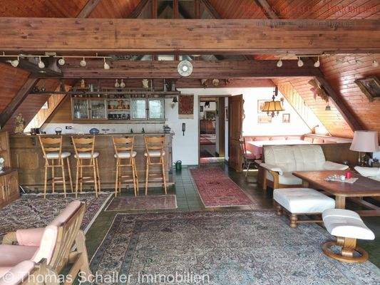 Großes Wohnzimmer mit Bar über Schwimmhalle 