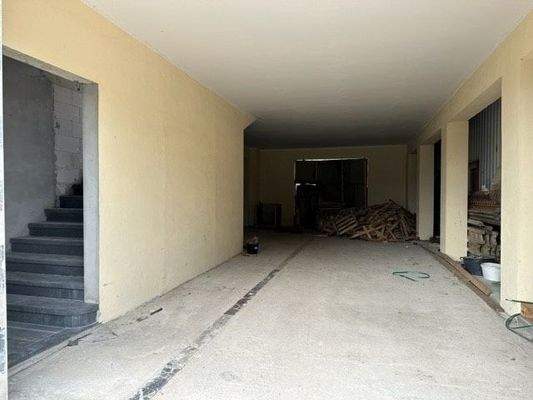 Garage- und Holzlager + Treppenaufgang zum Rohbau