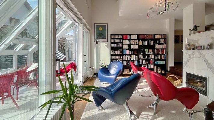 Der Marmorkamin sorgt für behagliche Wärme im Wohnbereich