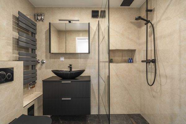 Edles Bad mit Dusche 2. OG (DG)