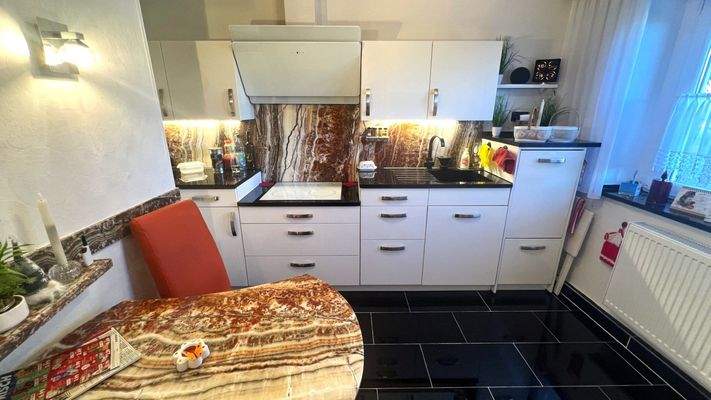 Küche mit hochwertiger Einbauküche im EG