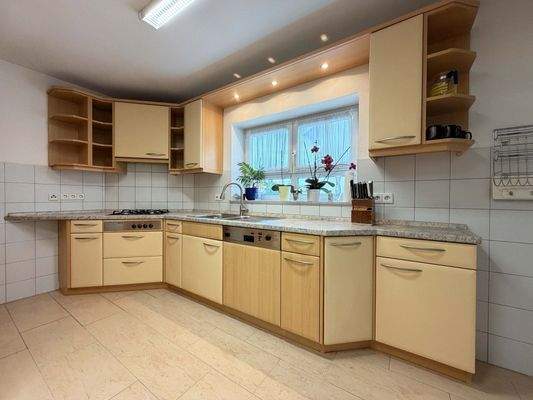 EG: Großzügige ALNO-Einbauküche und Fenster