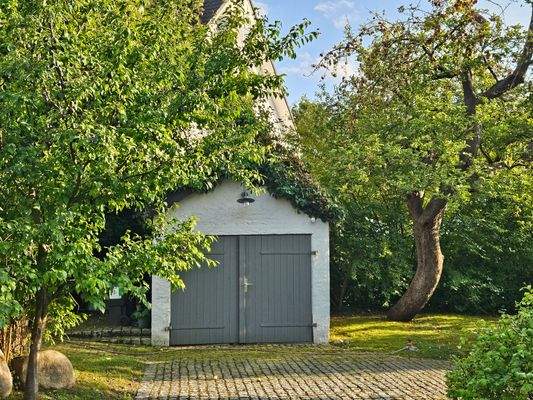 gepflasterte Stellplätze und Gartenhaus/Garage
