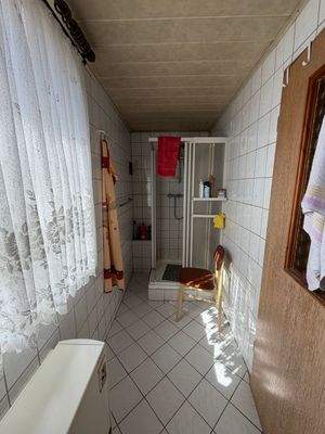 Badezimmer mit Dusche