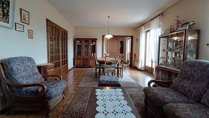 Wohn/Esszimmer mit Zugang zur Terrasse und Küche