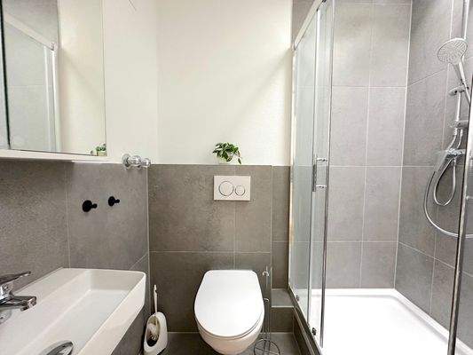 Modernes Bad mit Dusche