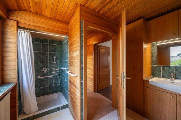 Badezimmer mit Dusche