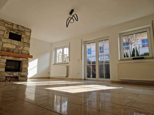 Wohnzimmer mit Kamin