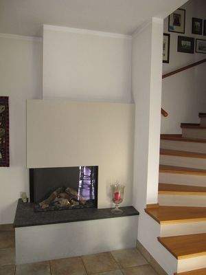 Kamin mit Treppenaufgang