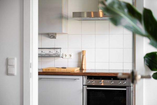 Die Einbauküche mit Spülmaschine verfügt über Gerä