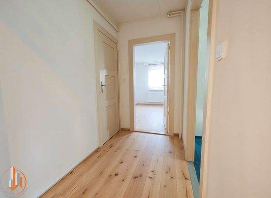 Flur 2 - (KI generiert)