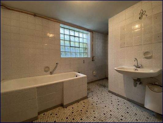 Badezimmer mit Wanne