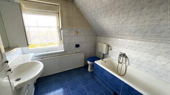 Bad mit Wanne und WC im 1.OG