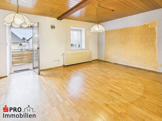 Wohn-/Esszimmer mit Ausgang zum Balkon