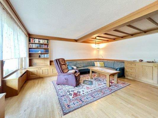 Wohnzimmer mit Zugang zum Balkon