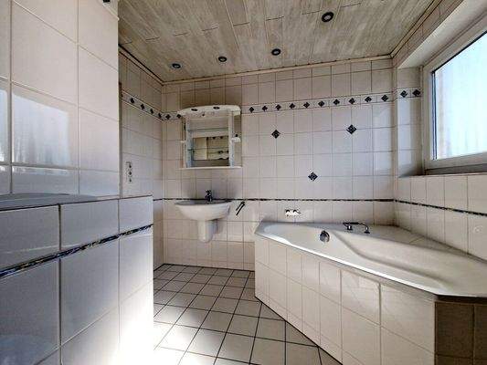 Großes Tageslichtbad mit Badewanne und Dusche