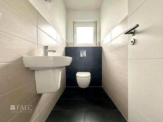 Tageslicht-Gäste-WC mit stilvoller Halbverfliesung