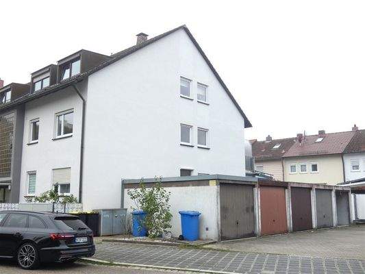 Gebäudeansicht und Garagenhof