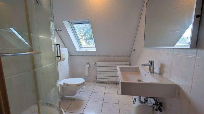 Tageslichtbad mit Dusche im Dachgeschoss