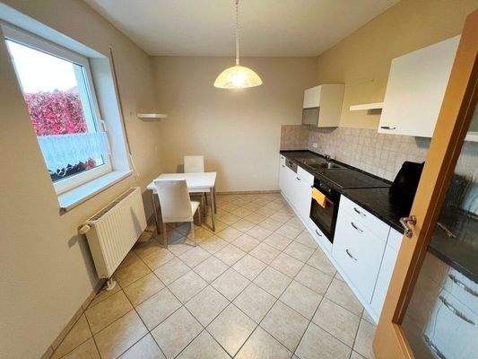 helle Küche mit Einbauküche