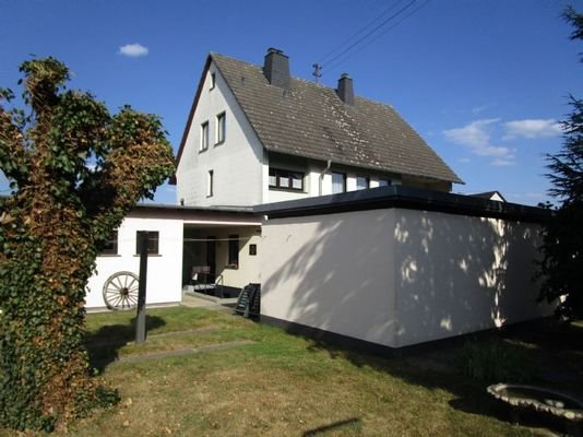 Gartenblick auf Wohnhaus und Nebengebäude/Büro