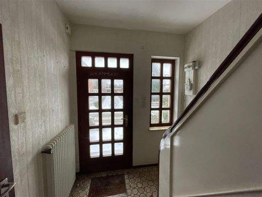 Eingang mit Flur und Treppe nach oben 