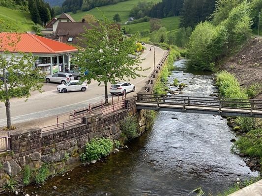 Lage am Bach