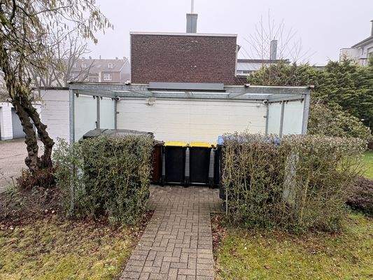 Überdachter Müllsammelplatz