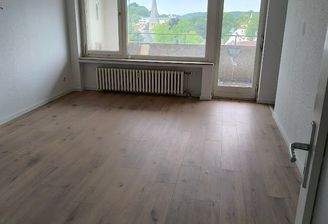 Helles Wohnzimmer mit Aussicht