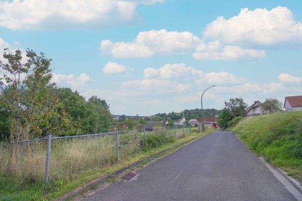 Straßenansicht Grundstück