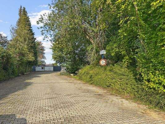 Einfahrt links 1