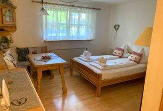 Schlaf- und Esszimmer