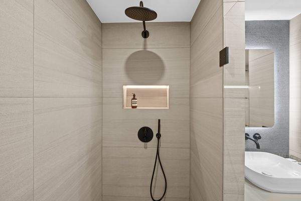 Große Dusche mit Rainshower