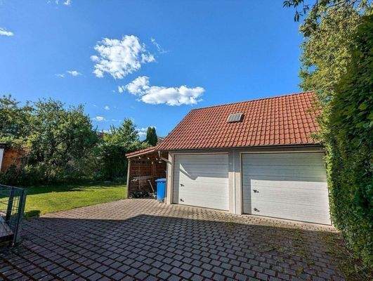 Doppelgarage mit Stauraum im Dach und Anbau